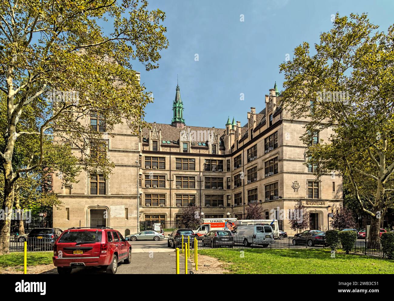 C.B.J. Snyder ha progettato la Public School 109, costruita nel 1901, in stile gotico collegiale; è un punto di riferimento di New York al 215 East 99th Street a East Harlem. Foto Stock