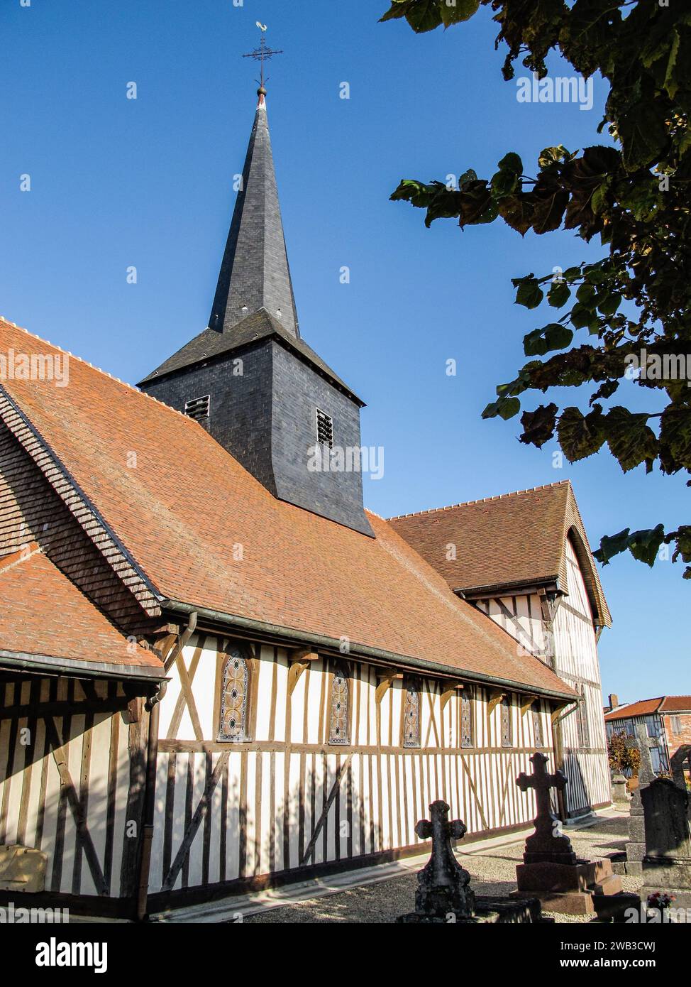 Tipica chiesa e cimitero in legno a Outines, dipartimento di Marna, région Grand-Est, Francia Foto Stock
