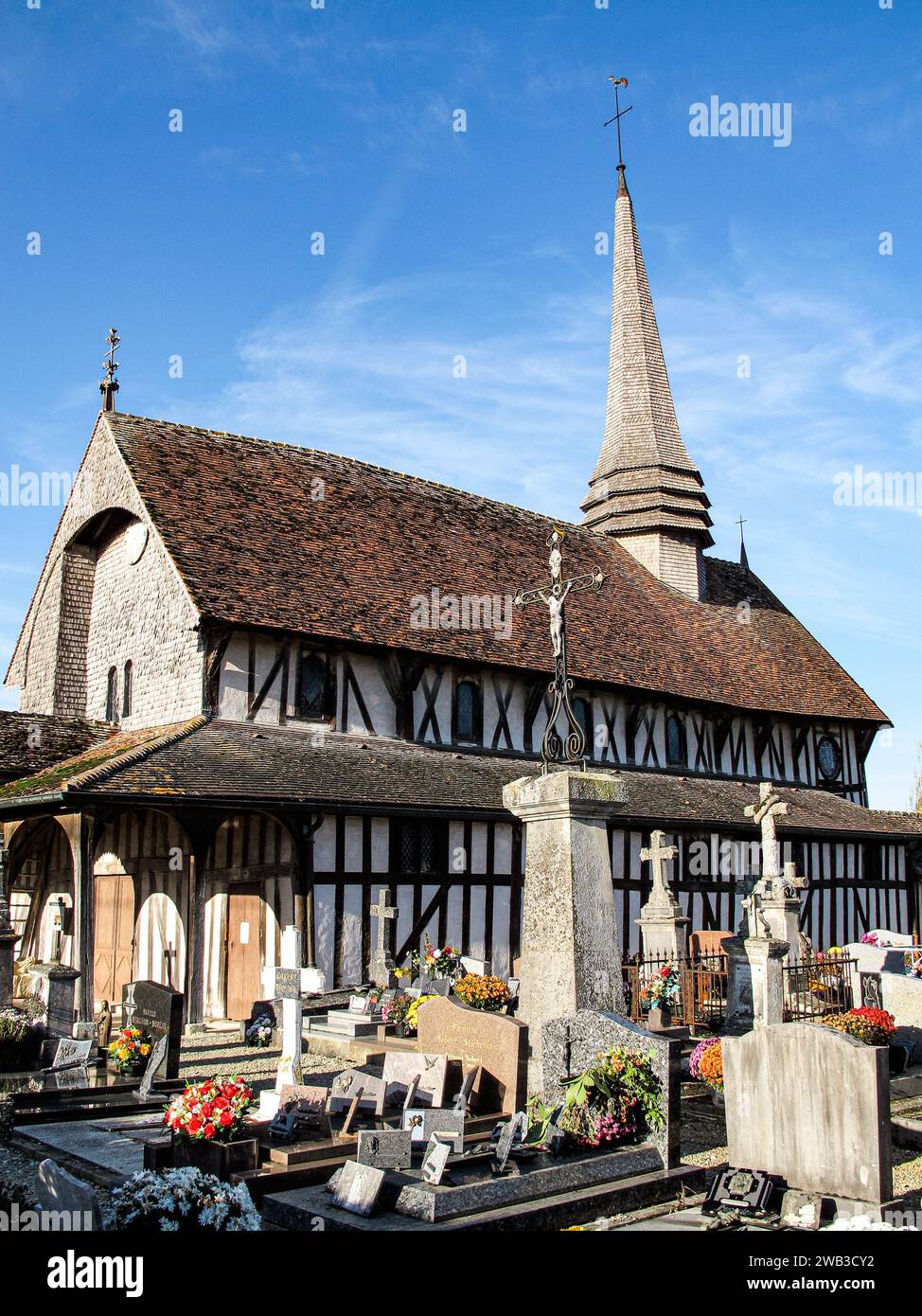 Tipica chiesa e cimitero in legno a Lentilles, dipartimento Aube, région Grand-Est, Francia Foto Stock