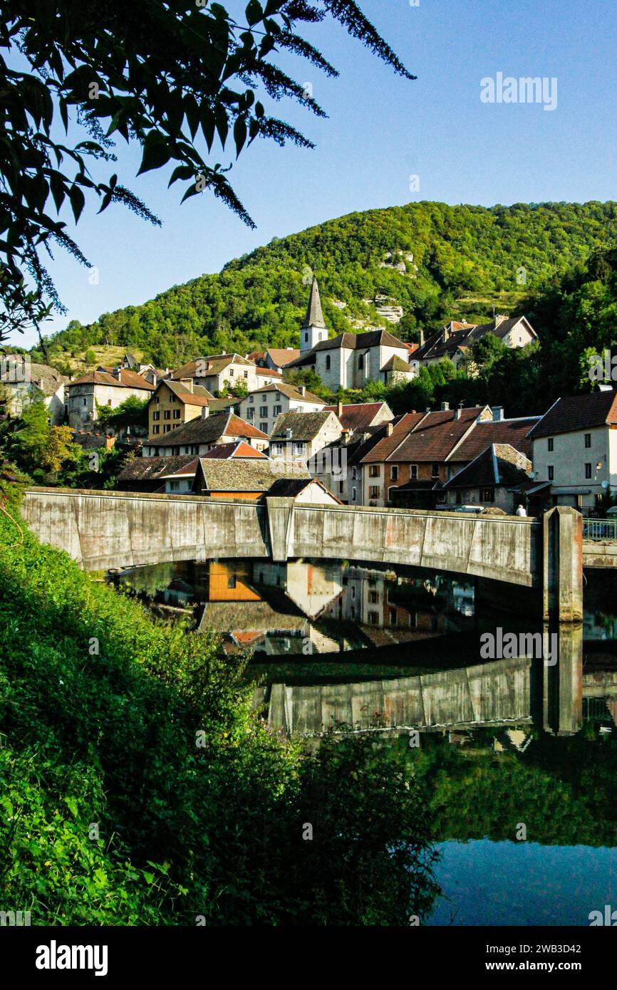 Ponte sul fiume nel villaggio, vallée de la Loue nella regione di Bourgogne-Franche-Comté, Francia orientale Foto Stock