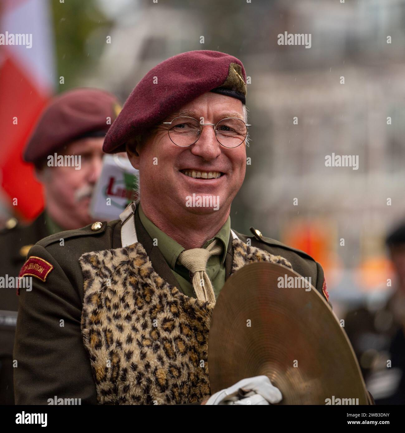 Un uomo caucasico in costume militare che marcia a una parata a Leida, nei Paesi Bassi Foto Stock