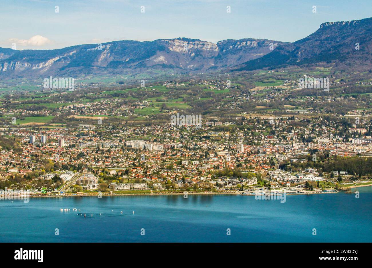La città di Aix-les-Bains, una stazione termale e il lago du Bourget, Savoie, regione Auvergne-Rhône-Alpes. Francia Foto Stock