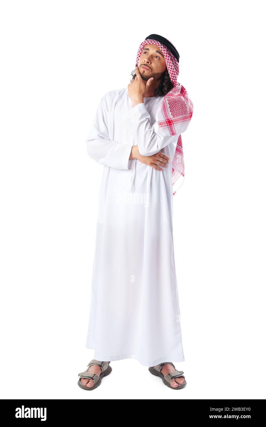 Giovane uomo penoso con abito tradizionale medio-orientale su sfondo bianco Foto Stock