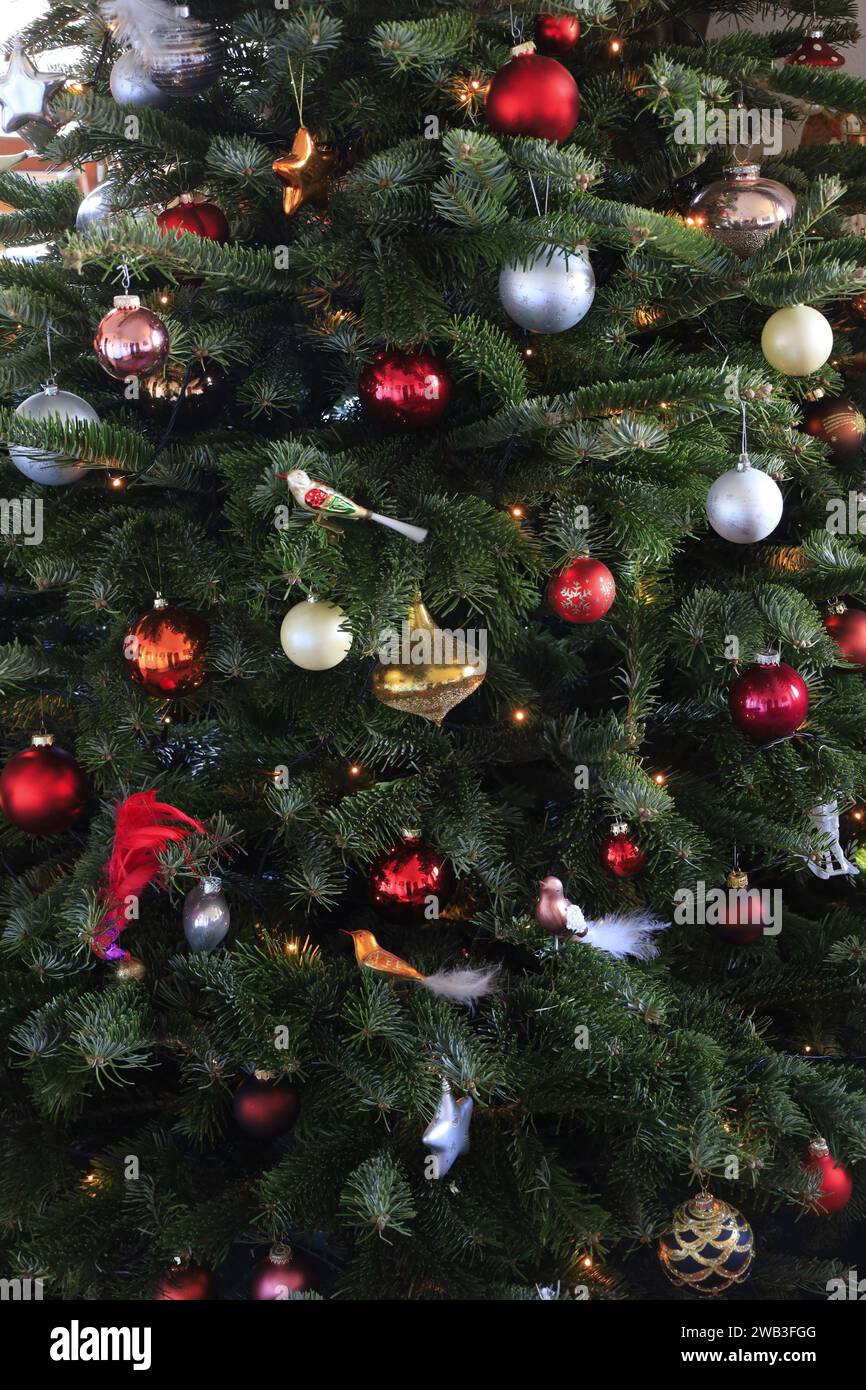 Albero di Natale decorato Foto Stock