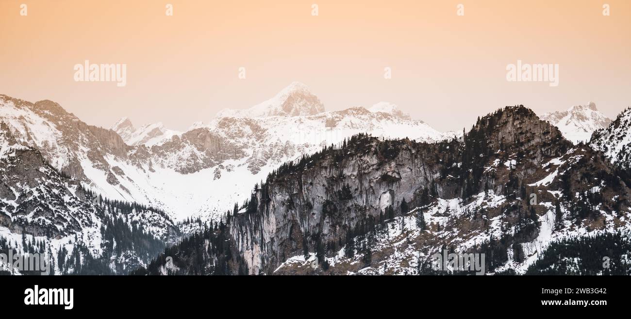 Una vista panoramica delle Alpi Bavaresi, ricoperte di neve e illuminata dall'impressionante presenza di polvere sahariana Foto Stock