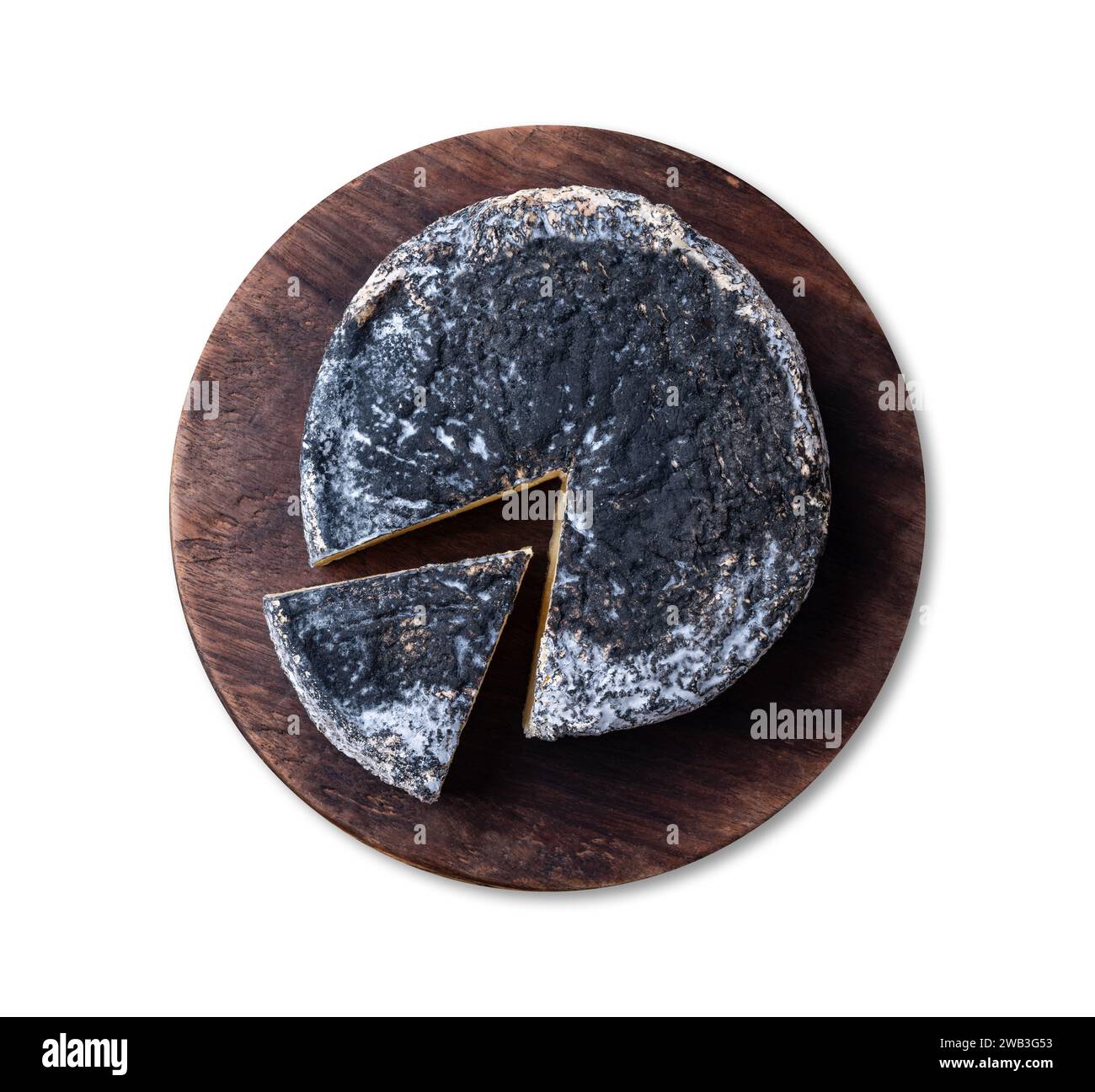Formaggio stagionato a carbone con fette su un tagliere di legno isolato su fondo bianco. Foto Stock