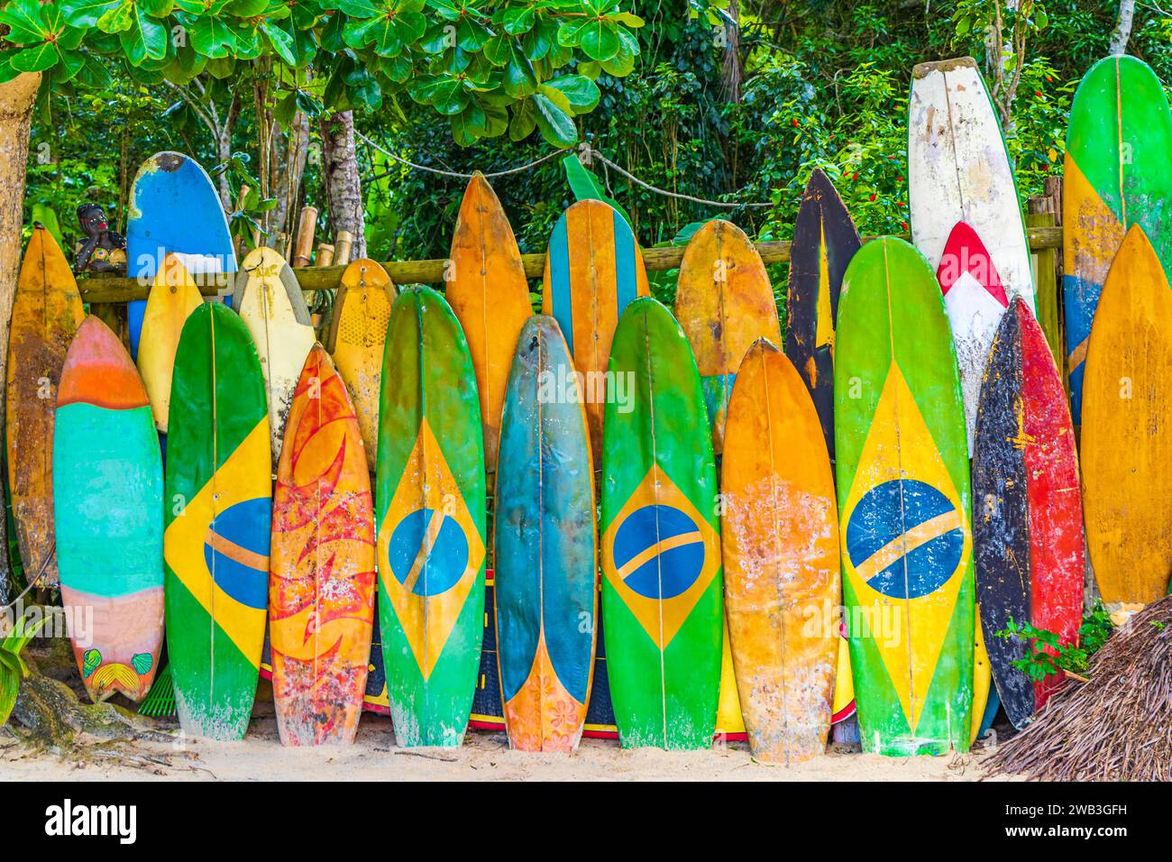 Tavole da surf colorate con bandiera brasiliana presso l'incredibile spiaggia di Mangrove e la spiaggia di Paviera sulla Big Tropical Island Ilha grande Rio De Janeiro Brasile. Foto Stock