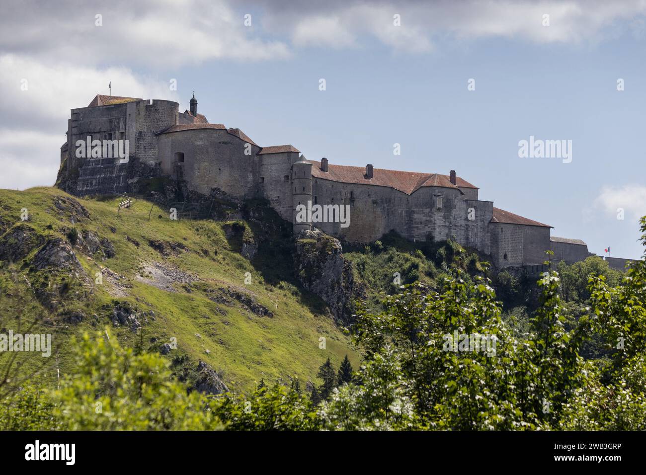 PONTARLIER, FRANCIA, 13 LUGLIO 2023: Veduta di Château de Joux a la Cluse-et-Mijoux nel dipartimento di Doubs nei Monti Giura in Francia. E' un populista Foto Stock