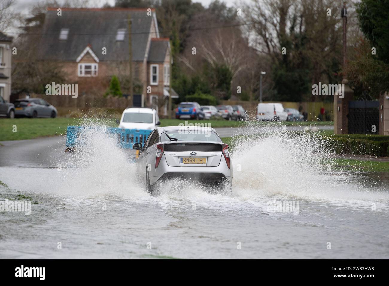 Datchet, Berkshire, Regno Unito. 8 gennaio 2024. Alcuni autisti ignoravano un cartello stradale chiuso oggi a Datchet, nel Berkshire, e guidavano a velocità sostenuta attraverso le acque del Tamigi. Un avviso di alluvione e un avviso di alluvione rimangono in posizione per le parti di Datchet. Credito: Maureen McLean/Alamy Live News Foto Stock