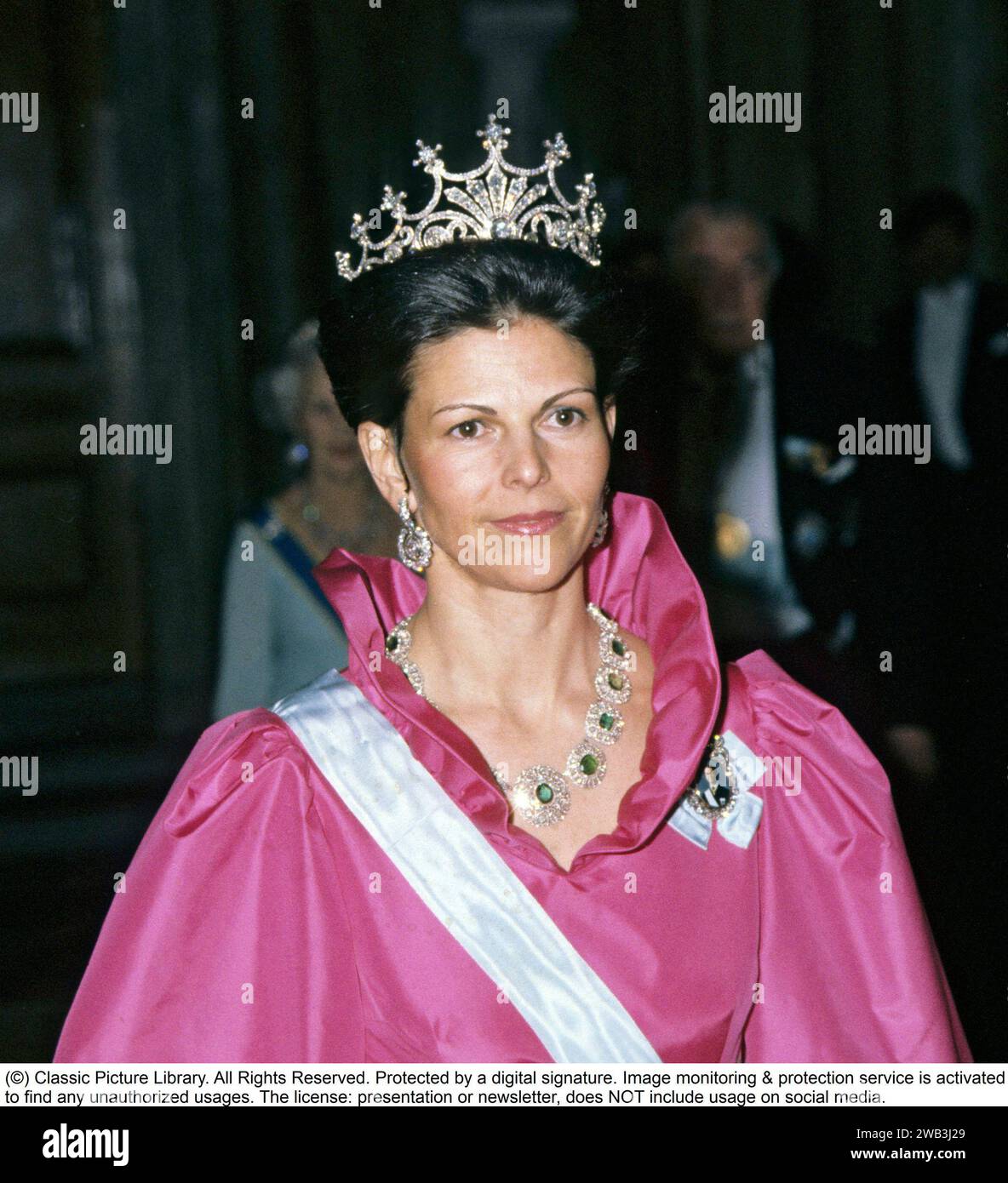 Regina Silvia di Svezia. Moglie dell'attuale re di Svezia, Carlo XVI Gustavo. Nella foto del 1981 la tiara della regina Sofia. Fonti più antiche affermano che la regina Sofia, moglie di Oscar II e fino a quando la regina Silvia la superò nel 2011, la consorte più longeva della storia svedese - la fece ottenere da una serie di diamanti liberi in suo possesso, ma come lo storico dell'arte Göran Alm, che fu per molti anni a capo della Biblioteca Bernadotte, fu il primo a sottolineare che appare nell'inventario dei possedimenti di re Carlo XV redatto dopo la sua morte nel 1872, ma è elencato tra le proprietà implicate del sovrano Foto Stock
