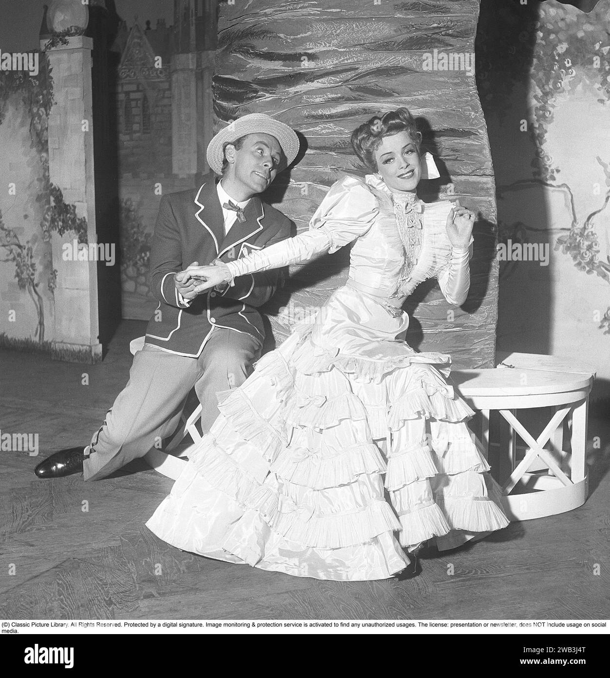 Annalisa Ericson, 1913-2011, attrice svedese e attrice di riviste e uno dei grandi nomi del cinema svedese tra gli anni '1930 e '1950 Qui con il co-protagonista Nils Poppe durante una performance Where Is Charley che Södra teatern ha messo in scena nel 1950. Kristoffersson rif. BA35-3 Foto Stock