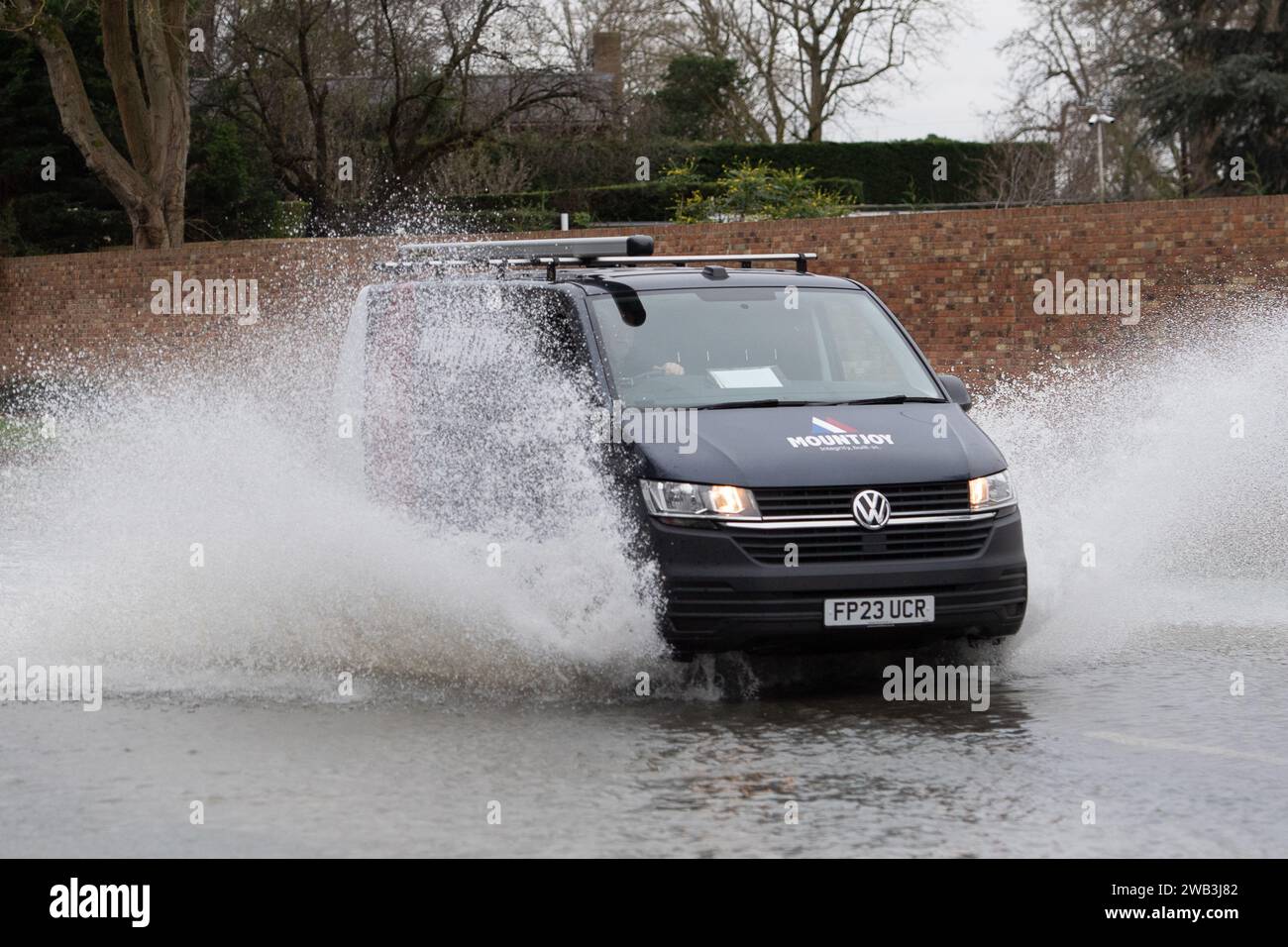 Datchet, Berkshire, Regno Unito. 8 gennaio 2024. Alcuni autisti ignoravano un cartello stradale chiuso oggi a Datchet, nel Berkshire, e guidavano a velocità sostenuta attraverso le acque del Tamigi. Un avviso di alluvione e un avviso di alluvione rimangono in posizione per le parti di Datchet. Credito: Maureen McLean/Alamy Live News Foto Stock