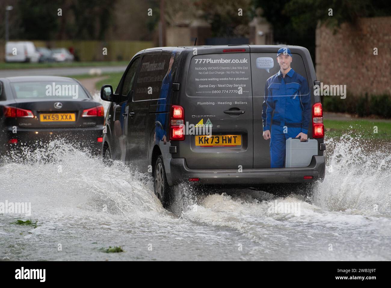 Datchet, Berkshire, Regno Unito. 8 gennaio 2024. Alcuni autisti ignoravano un cartello stradale chiuso oggi a Datchet, nel Berkshire, e guidavano a velocità sostenuta attraverso le acque del Tamigi. Un avviso di alluvione e un avviso di alluvione rimangono in posizione per le parti di Datchet. Credito: Maureen McLean/Alamy Live News Foto Stock