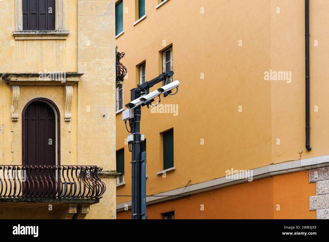 Sorveglianza municipale con diverse telecamere di sorveglianza davanti al muro di un edificio residenziale che controlla una piazza. Foto Stock