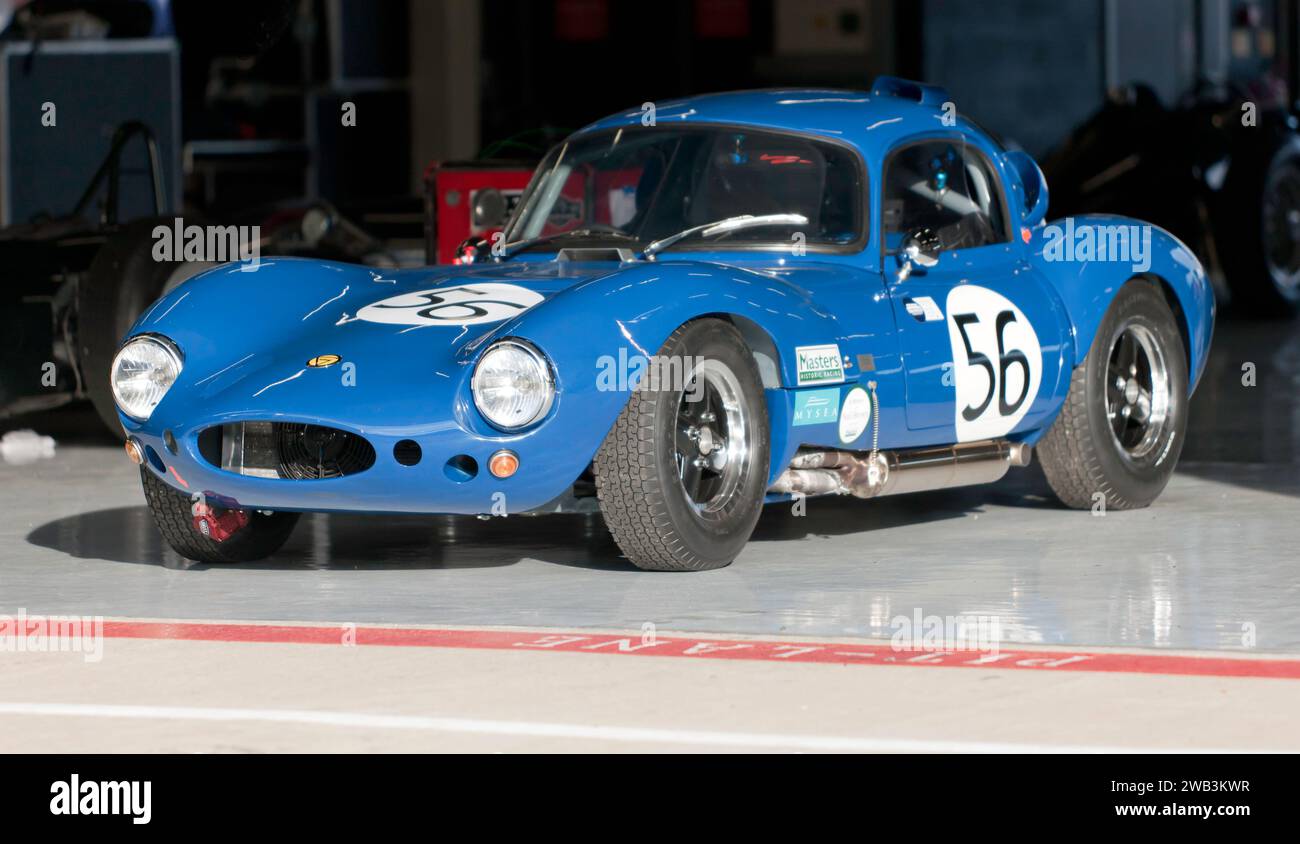 Vista frontale di tre quarti di un Blue, Ginetta G4R, nel garage International Pit, durante il Silvertstone Festival 2023. Foto Stock