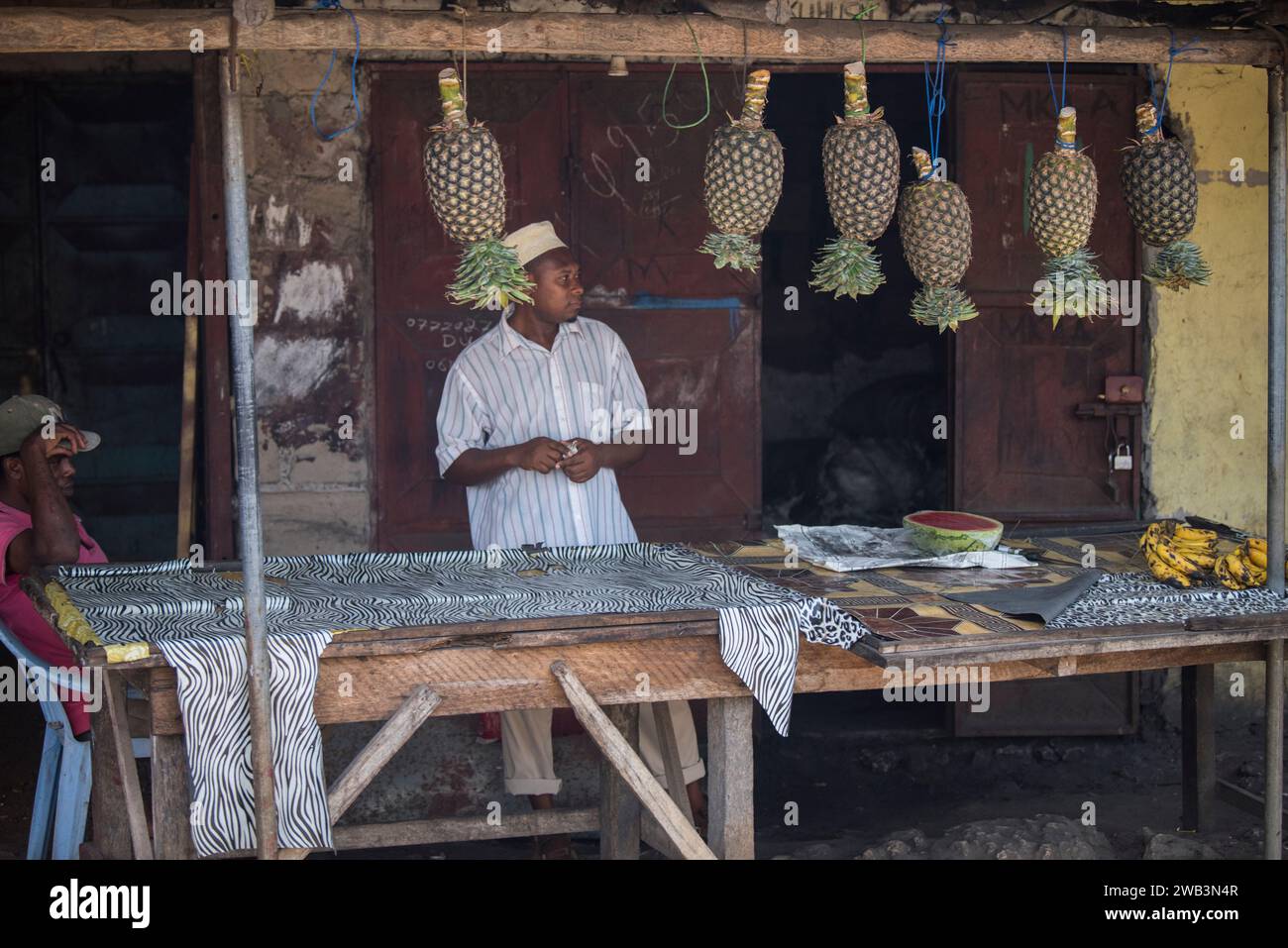 Città di Zanzibar, Tanzania - 01,2022 maggio: Vista sulla strada della vita quotidiana abituale della gente locale di tutte le età che si svolge lungo la strada sull'isola di Zanzibar. Foto Stock