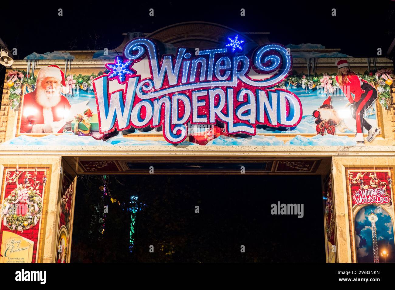 Londra, Regno Unito - 17 novembre 2017: Insegna Winter Wonderland all'ingresso della fiera. E' un mercatino di Natale a Hyde Park, Londra. Foto Stock