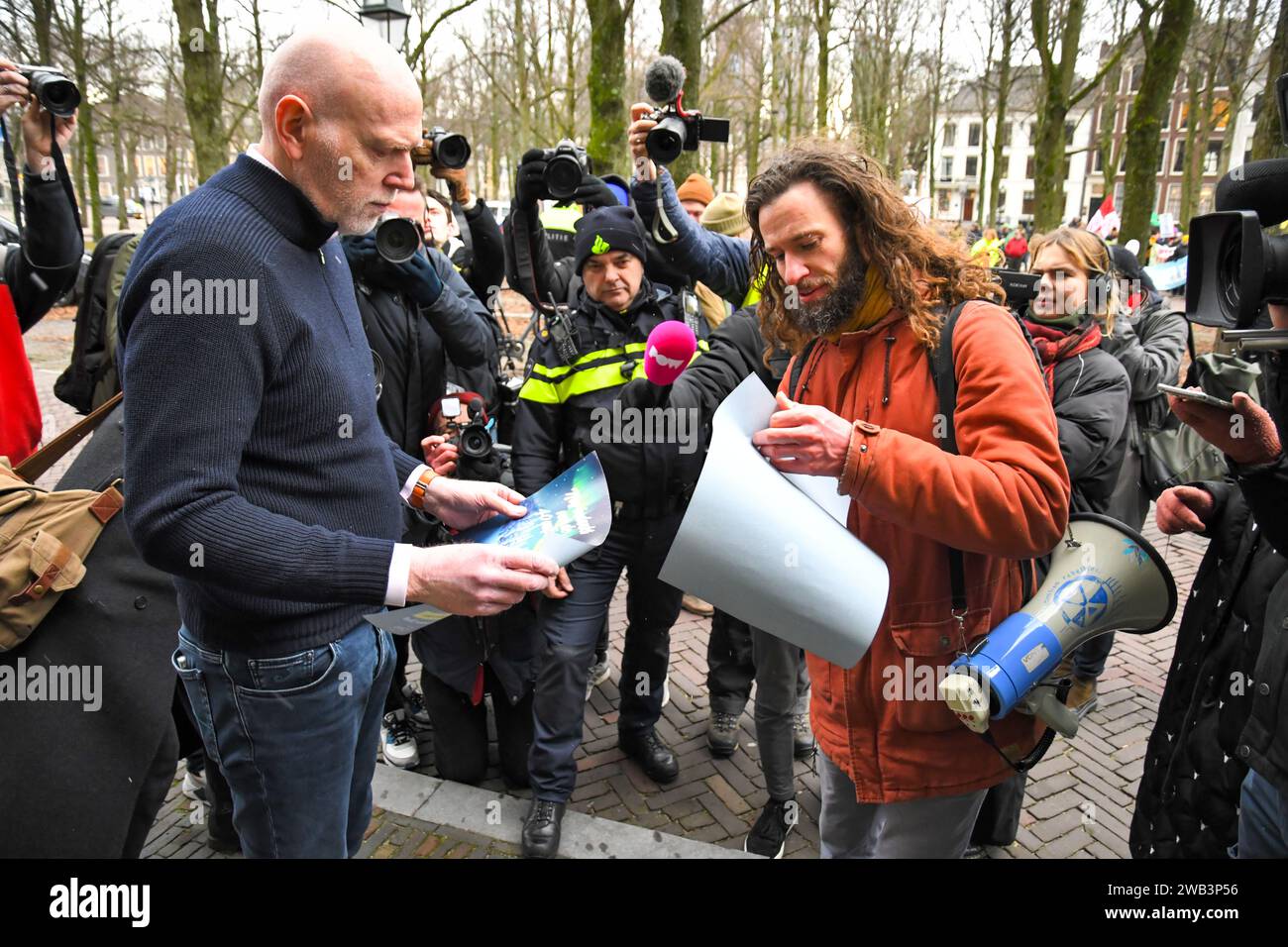 L'Aia, Paesi Bassi, 8 gennaio 2024. La ribellione all'estinzione marciò fino al senato del parlamento olandese per protestare contro le sovvenzioni ai combustibili fossili. Credito: Pmvfoto/Alamy Live News Foto Stock