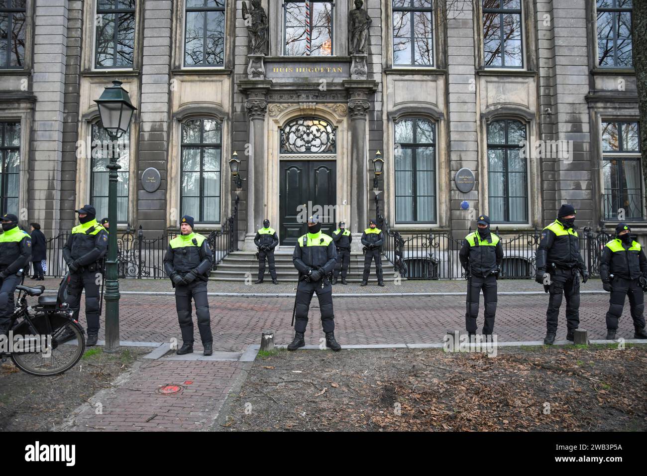 L'Aia, Paesi Bassi, 8 gennaio 2024. La ribellione all'estinzione marciò fino al senato del parlamento olandese per protestare contro le sovvenzioni ai combustibili fossili. Credito: Pmvfoto/Alamy Live News Foto Stock