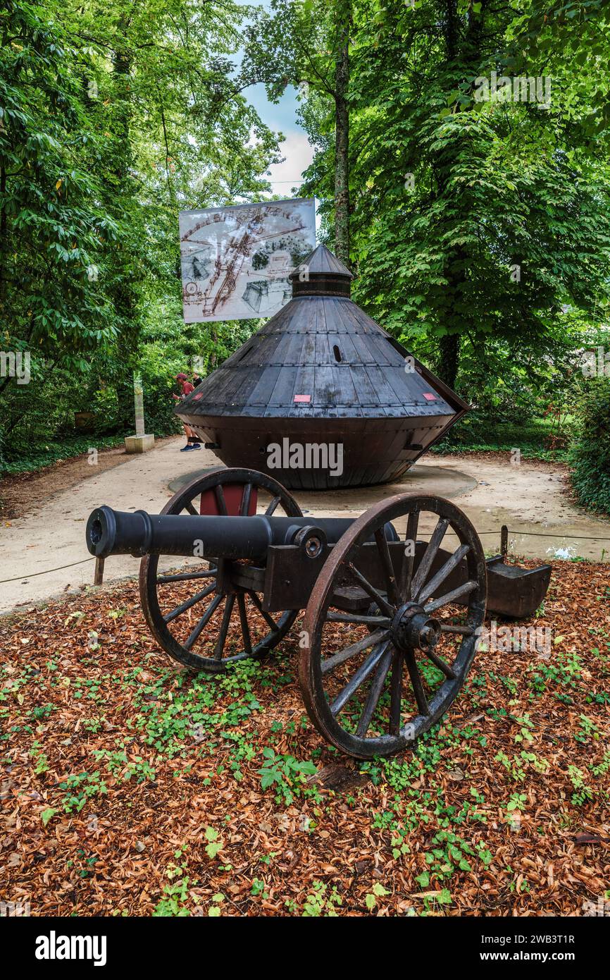 Amboise, Francia - 12 agosto 2023: Modello del carro armato, una delle invenzioni di Leonardo nella villa di Clos luce. Leonardo da Vinci ha vissuto qui per il Foto Stock