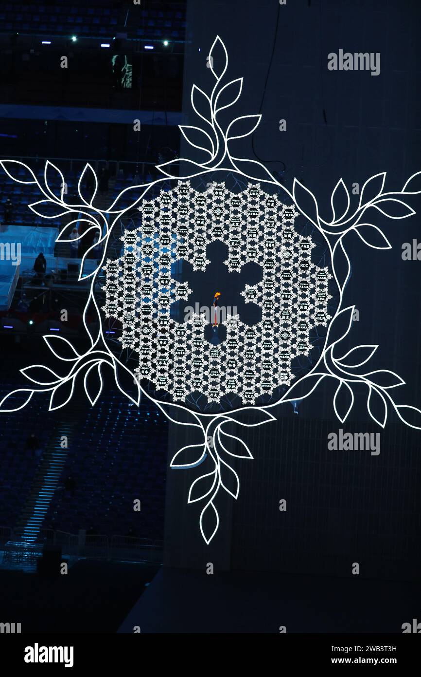 4 FEBBRAIO 2022 - Pechino, Cina: Per la prima volta nella storia olimpica è formata dalla torcia di passaggio stessa ai Giochi Olimpici invernali di Pechino 2022 (P Foto Stock