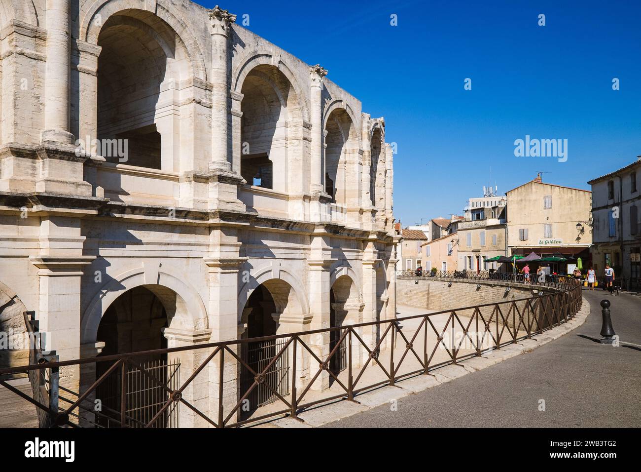L'arena di Arles, costruita nel i secolo d.C., inondata di luce solare in un giorno d'estate. Foto Stock