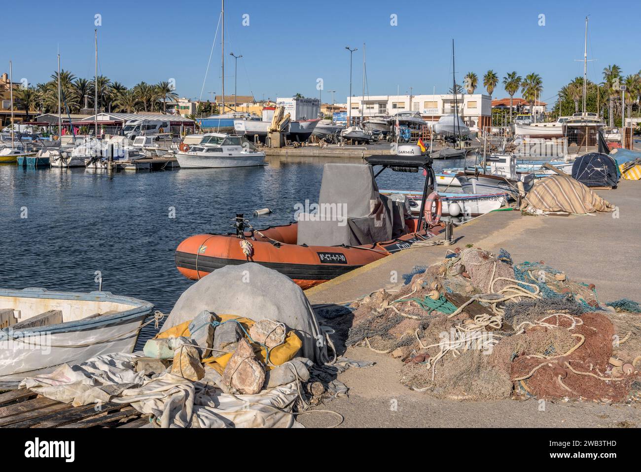 passeggiata del porto per la pesca e lo sport con yacht barche da pesca e barche a vela nella regione di Cabo de Palos di Murcia, Spagna, Europa Foto Stock