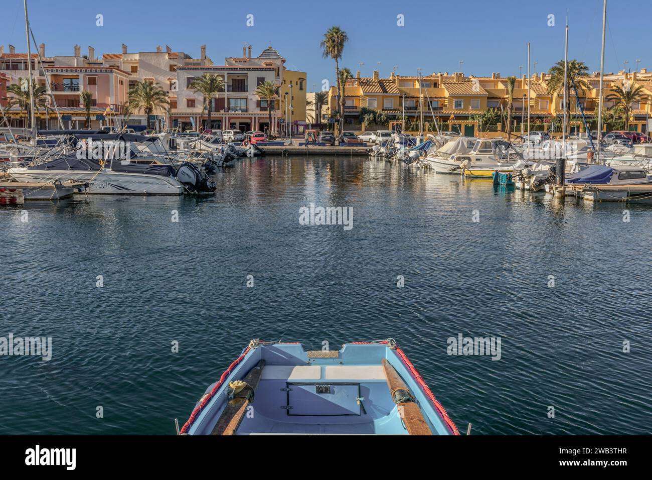 passeggiata del porto per la pesca e lo sport con yacht barche da pesca e barche a vela nella regione di Cabo de Palos di Murcia, Spagna, Europa Foto Stock