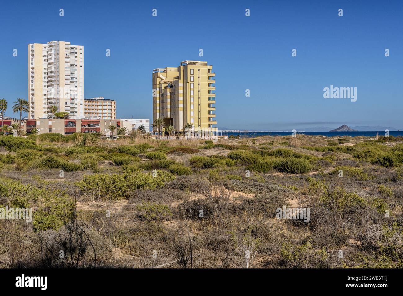 Macinacaffè a la Manga del Mar Menor con il Mar Mediterraneo sullo sfondo, Murcia, Spagna, Europa Foto Stock