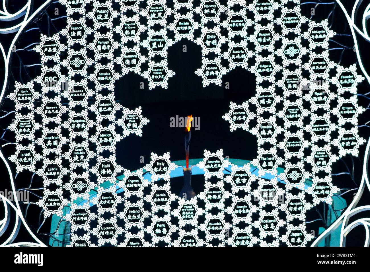 4 FEBBRAIO 2022 - Pechino, Cina: Per la prima volta nella storia olimpica è formata dalla torcia di passaggio stessa ai Giochi Olimpici invernali di Pechino 2022 (P Foto Stock