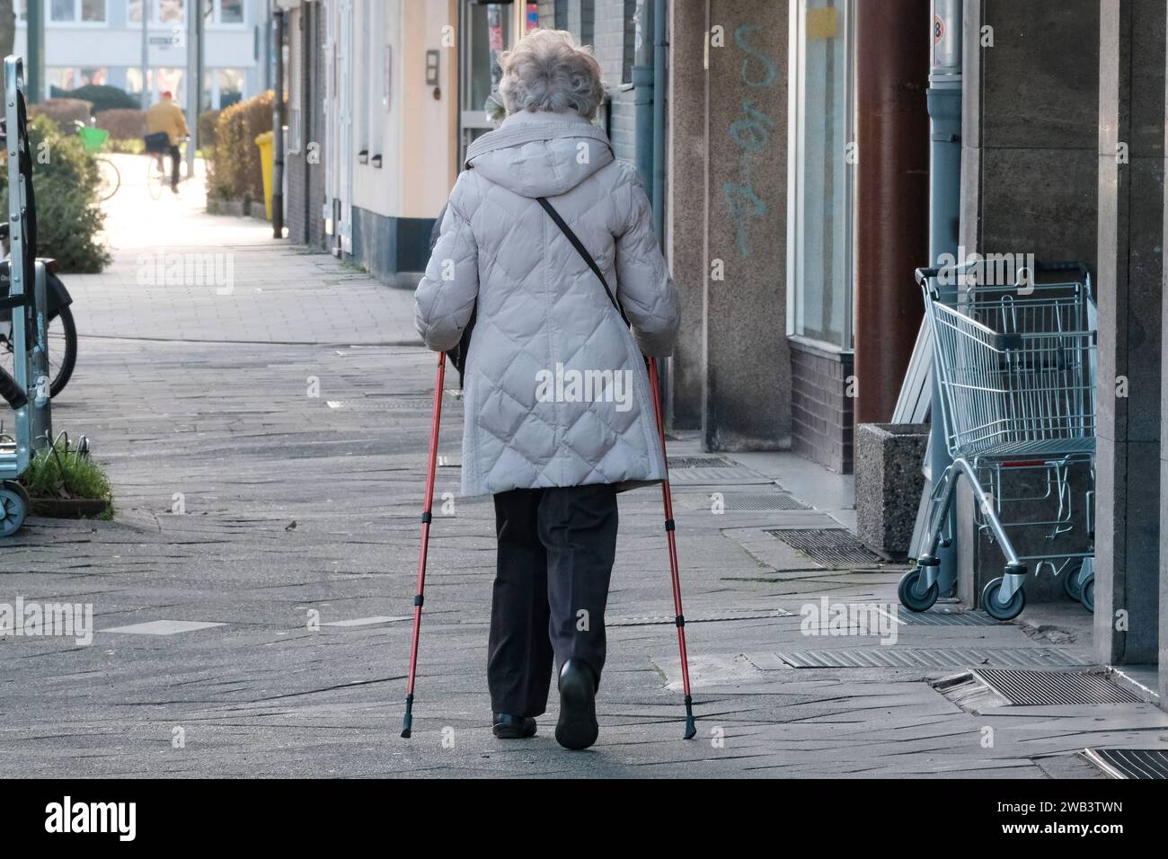 Düsseldorf 08.01.2024 Bürgergeld Senioren Altersarmut Bevölkerungsdurchschnitt Diversität Diversity demografische Entwicklung demografie Bevölkerungsdemografie Rentnerin Rentenbescheid Rentenerhöhung Grundrente Gehstock Gehstöcke Nordic-Walking Seniorensport Düsseldorf Nordrhein-Westfalen Deutschland **** Düsseldorf 08 01 2024 i cittadini sono in grado di riconoscere ai cittadini anziani povertà in età avanzata diversità della popolazione diversità media sviluppo demografico demografia demografia demografia pensione pensione pensione pensione aumento pensione di base camminata bastoni Nordic Walking cittadini anziani sport Foto Stock