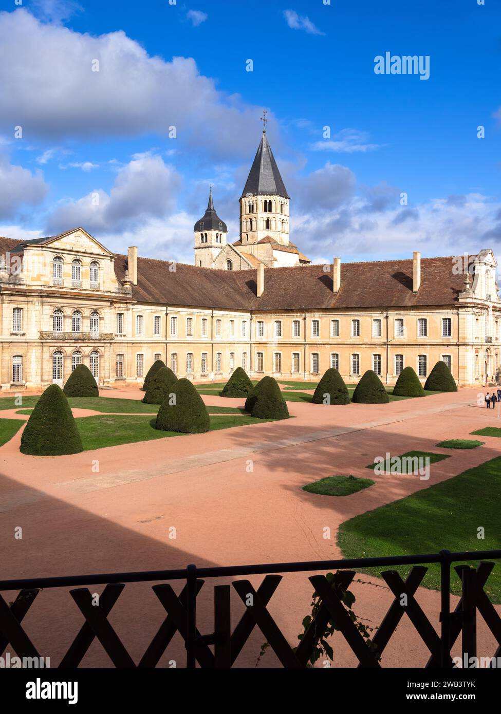 Cluny, Francia - 14 ottobre 2023: L'abbazia di Cluny in Borgogna fu uno dei centri religiosi più influenti del Medioevo Foto Stock