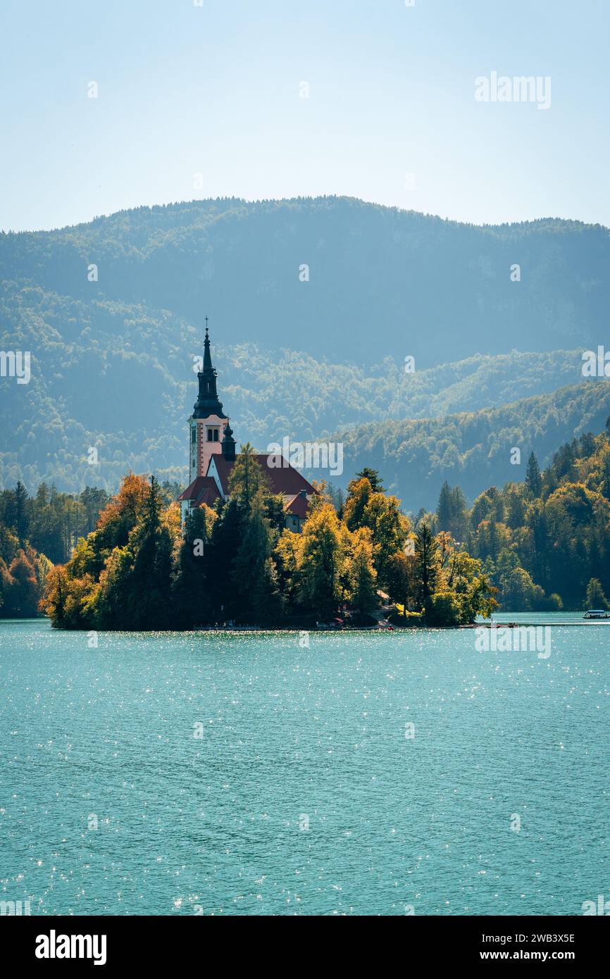 Lago di Bled Dreamscape: Canoa nel cuore della Slovenia - Castello sul lago circondato da montagne e natura. Foto Stock