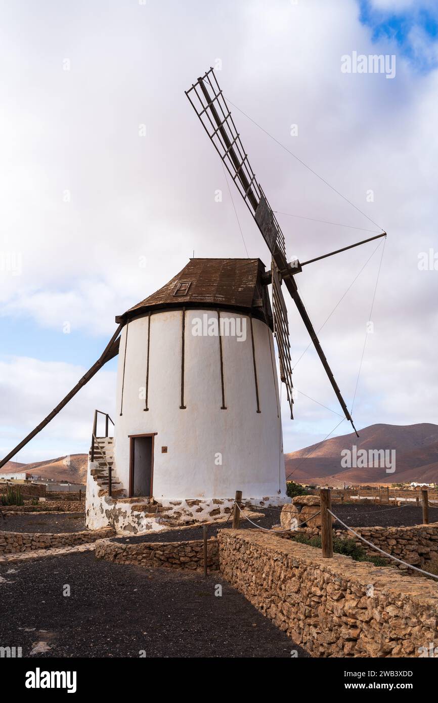 Scopri il fascino senza tempo di Fuerteventura con questa accattivante immagine del tradizionale mulino a vento presso il Centro informazioni Los Molinos, un testam Foto Stock