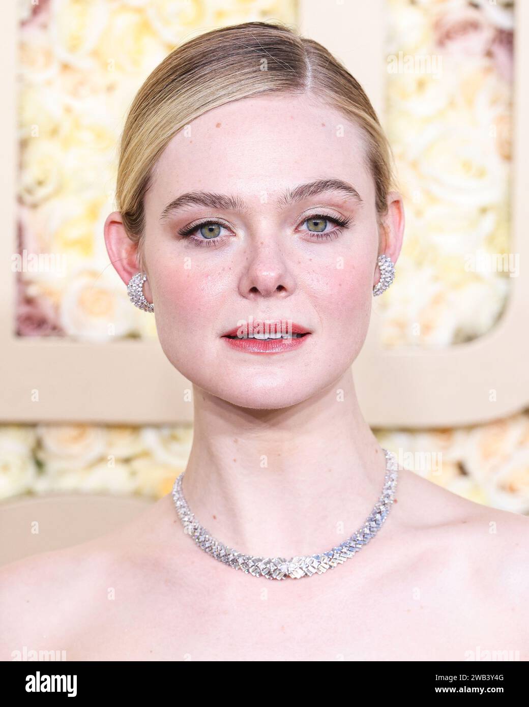 BEVERLY HILLS, LOS ANGELES, CALIFORNIA, USA - GENNAIO 07: Elle Fanning indossa un abito vintage/archivistico Pierre Balmain couture del 1960, le scarpe Jimmy Choo e i gioielli Cartier arrivano al 81 ° Golden Globe Awards annuale tenutosi al Beverly Hilton Hotel il 7 gennaio 2024 a Beverly Hills, Los Angeles, California, Stati Uniti. (Foto di Xavier Collin/Image Press Agency) Foto Stock