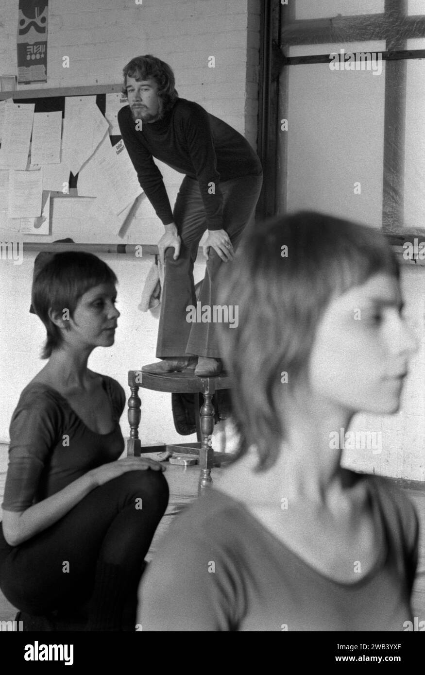 Norman Morrice, direttore del Ballet Rambert di Londra 1971. Prove in studio di danza per That Is the Show. Dancers Susie Cooper, (a sinistra) Amanda Knott (a destra) 1970S UK HOMER SYKES Foto Stock