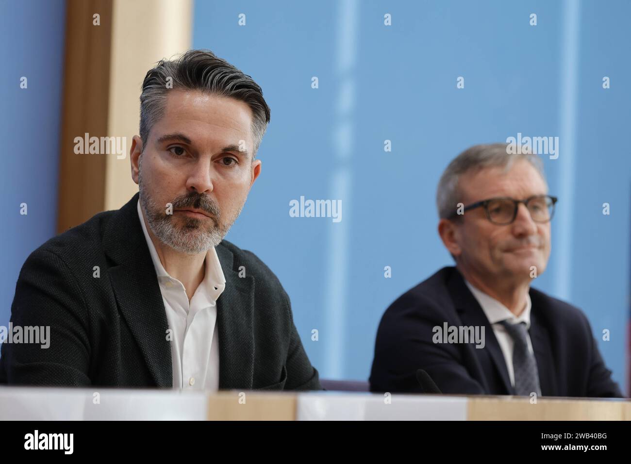 Fabio de Masi, Finanzexperte, ehem. MdEP und MDB, Thomas Geisel, ehem. OB Düsseldorf, Deutschland, Berlino, Bundespressekonferenz, Thema: Gründung der Partei Bündnis Sahra Wagenknecht - Vernunft und Gerechtigkeit und Vorschlag der Europa-Spitzenkandidaturen *** Fabio de Masi, esperto finanziario, ex eurodeputato e deputato Thomas Geisel, ex sindaco di Düsseldorf, Germania, Berlino, conferenza stampa federale, fondazione del partito Bündnis Sahra Wagenknecht Vernunft und Gerechtigkeit e proposta dei migliori candidati europei Foto Stock