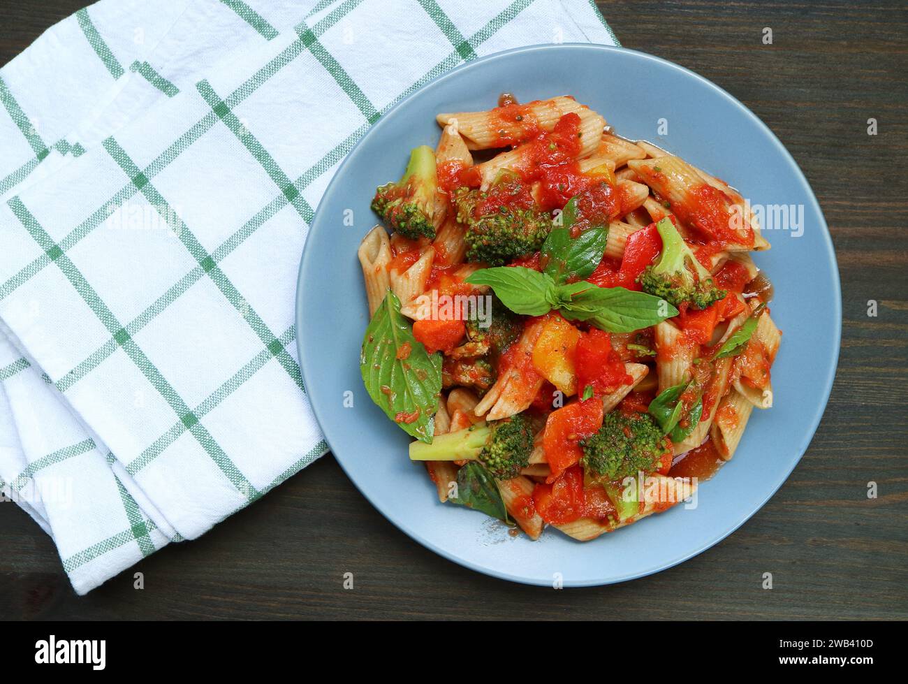 Piatto di penne appena cucinate in salsa Marinara su tavolo da cucina Foto Stock
