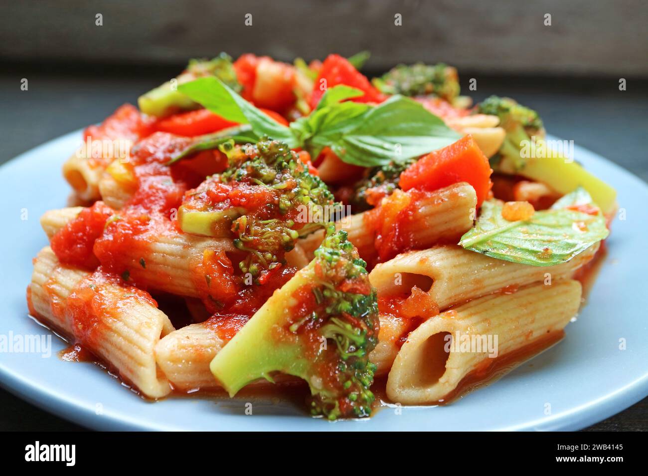 Primo piano di appetitose penne alla Marinara fatte in casa con verdure arrostite Foto Stock