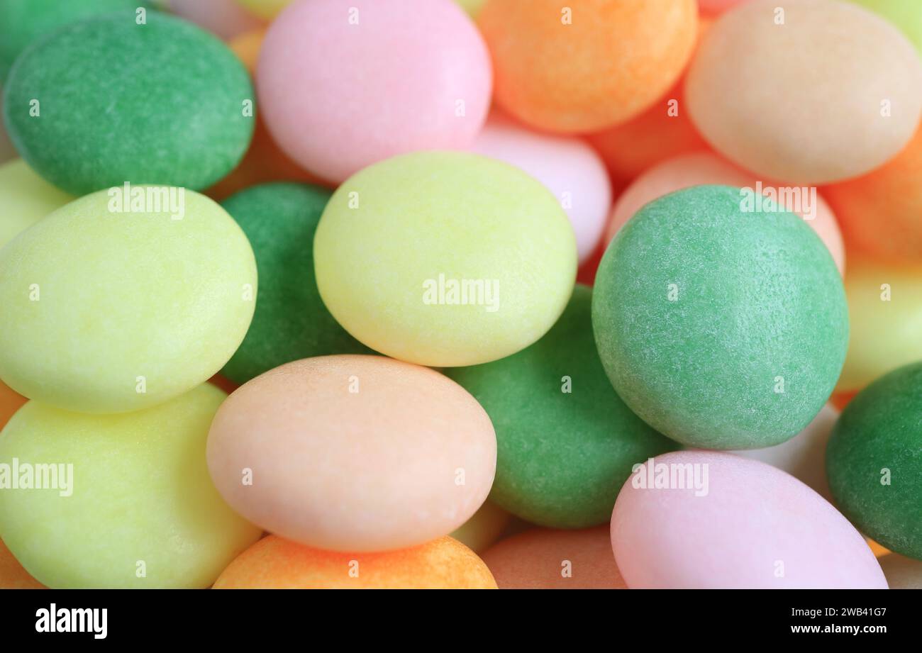Pila di caramelle a forma tonda color pastello e fruttato per sfondo e carta da parati Foto Stock