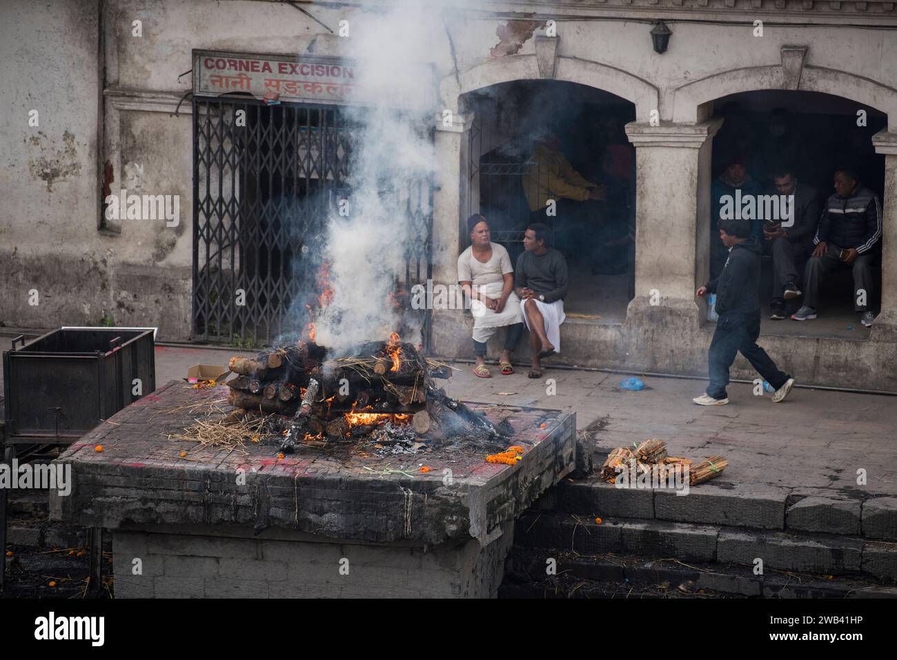 Kathmandu, Nepal - aprile 20,2019: Persone indù che cremano corpi morti secondo i rituali indù nel tempio Pashupatinath del fiume Bagmati. Foto Stock