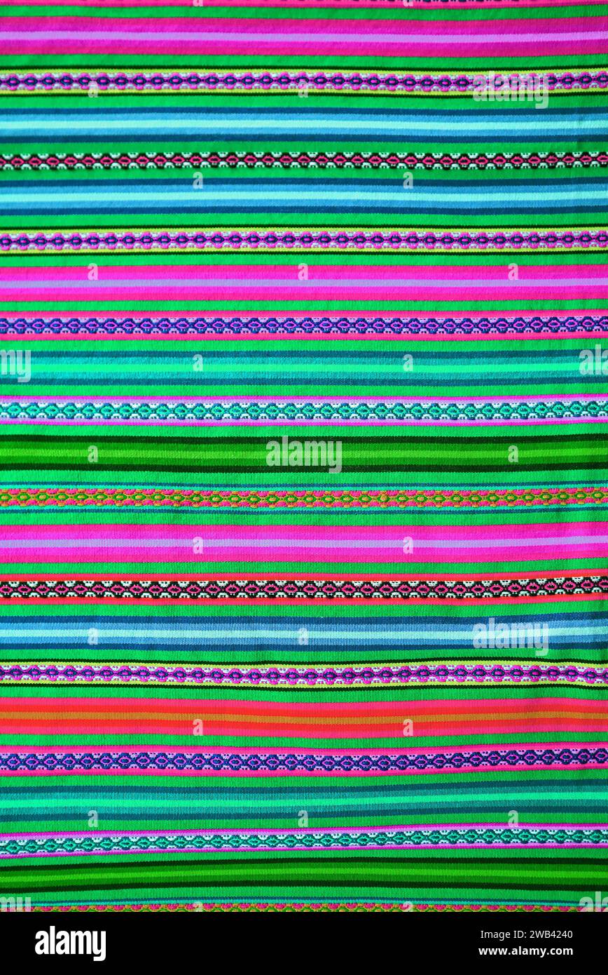 Incredibile tessuto tradizionale peruviano con colorate strisce orizzontali Foto Stock