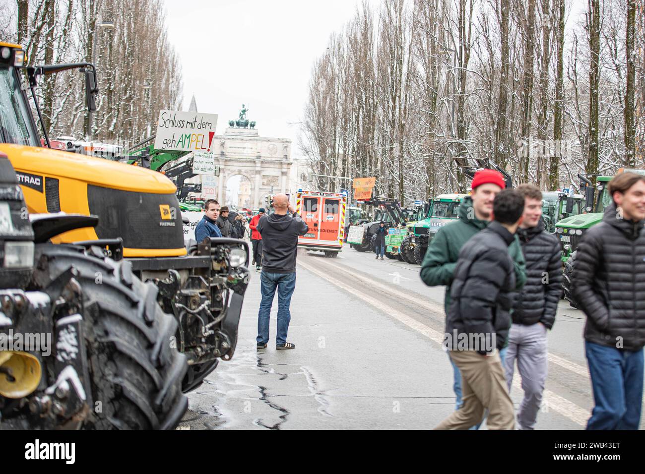 Krankenwagen, Rettungsgasse. AM 8. Jannuar 2024 versammelten sich tausende Bauern, auf dem Odeonsplatz in München um gegen die Kürzungen und den Abbau der klimaschädlichen Subventionen der Ampel-Regierung in der Landwirtschaft zu protestieren. Große Teile von ihnen reisten mit dem Traktor an, diese wurden vom Odeonsplatz in der Ludwigsstraße und Leopoldstraße entlang geparkt. für die ganze Woche sind teste in ganz Deutschland geplant. - Ambulanza, corsia di emergenza. L'8 gennaio 2024, migliaia di agricoltori si riunirono a Odeonsplatz a Monaco di Baviera, in Germania per protestare contro i piani di austerità Foto Stock