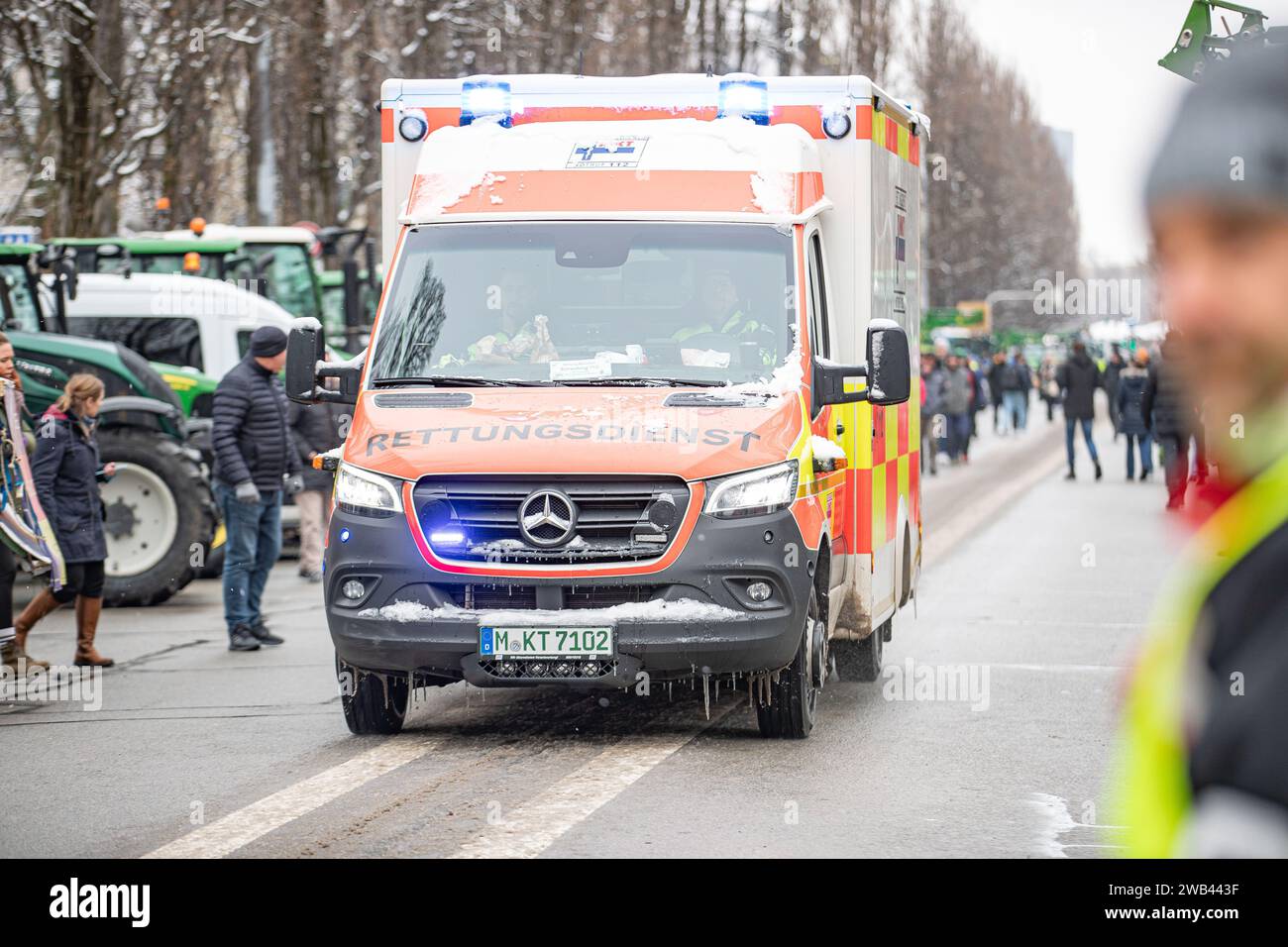 Krankenwagen, Rettungsgasse. AM 8. Jannuar 2024 versammelten sich tausende Bauern, auf dem Odeonsplatz in München um gegen die Kürzungen und den Abbau der klimaschädlichen Subventionen der Ampel-Regierung in der Landwirtschaft zu protestieren. Große Teile von ihnen reisten mit dem Traktor an, diese wurden vom Odeonsplatz in der Ludwigsstraße und Leopoldstraße entlang geparkt. für die ganze Woche sind teste in ganz Deutschland geplant. - Ambulanza, corsia di emergenza. L'8 gennaio 2024, migliaia di agricoltori si riunirono a Odeonsplatz a Monaco di Baviera, in Germania per protestare contro i piani di austerità Foto Stock