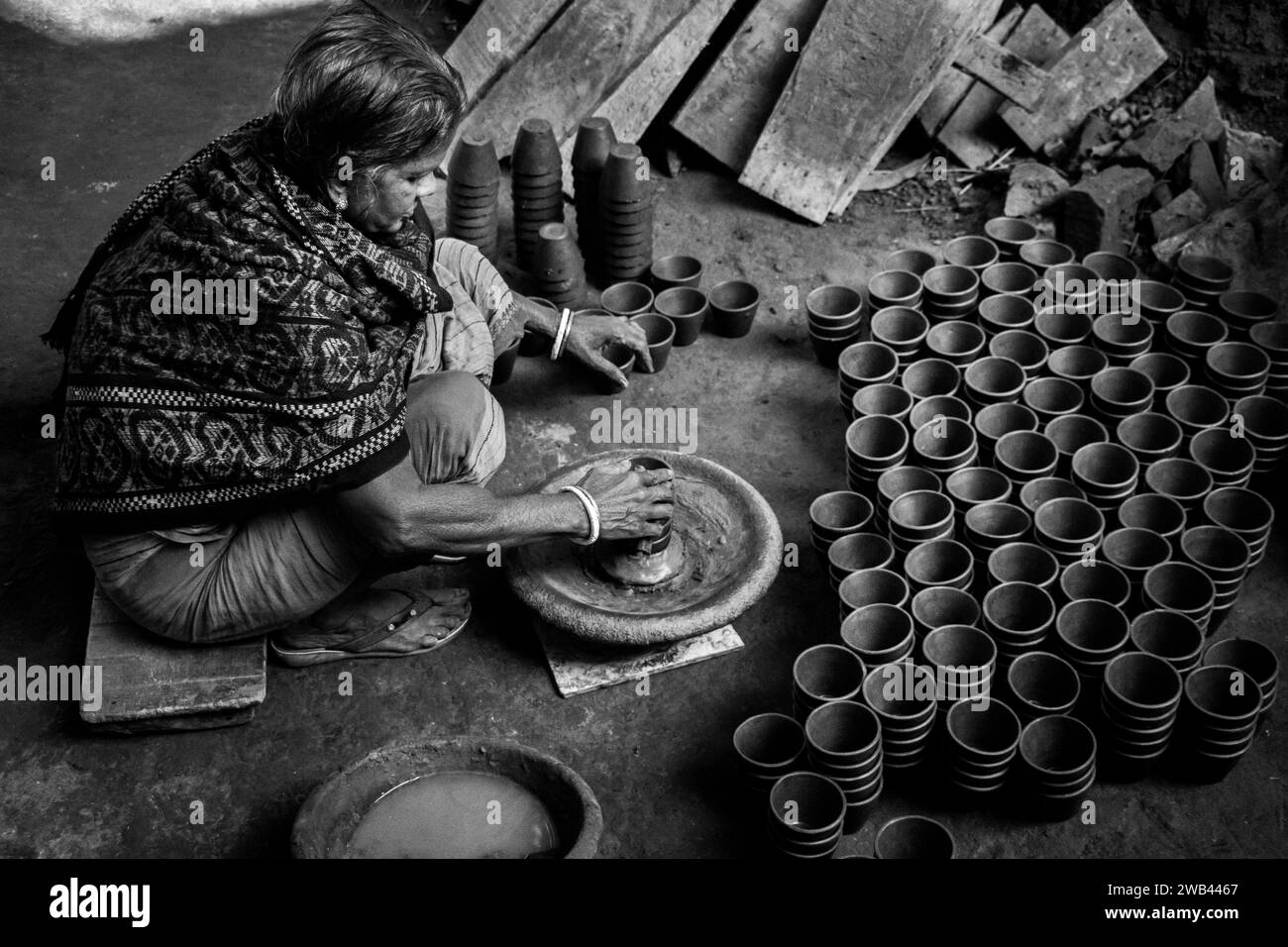 La fabbricazione della ceramica consiste nel modellare l'argilla a mano, utilizzando una ruota o tecniche di avvolgimento. Gli artisti modellano e scolpiscono l'argilla, creando un ambiente funzionale o decorativo Foto Stock