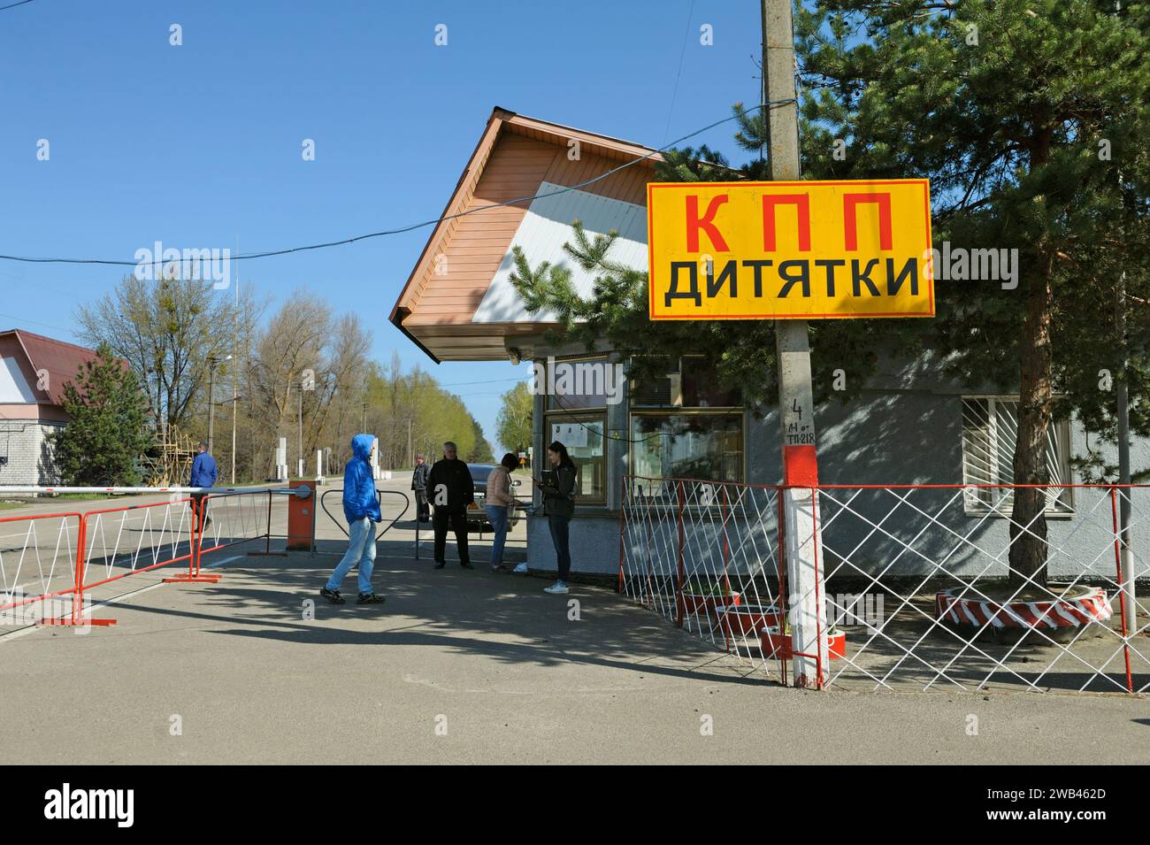 Punto di attraversamento Dytiatky all'inizio della zona di esclusione di Chornobyl. Edificio amministrativo, guida di auto, gente che cammina. 20 aprile 2018. Dytia Foto Stock