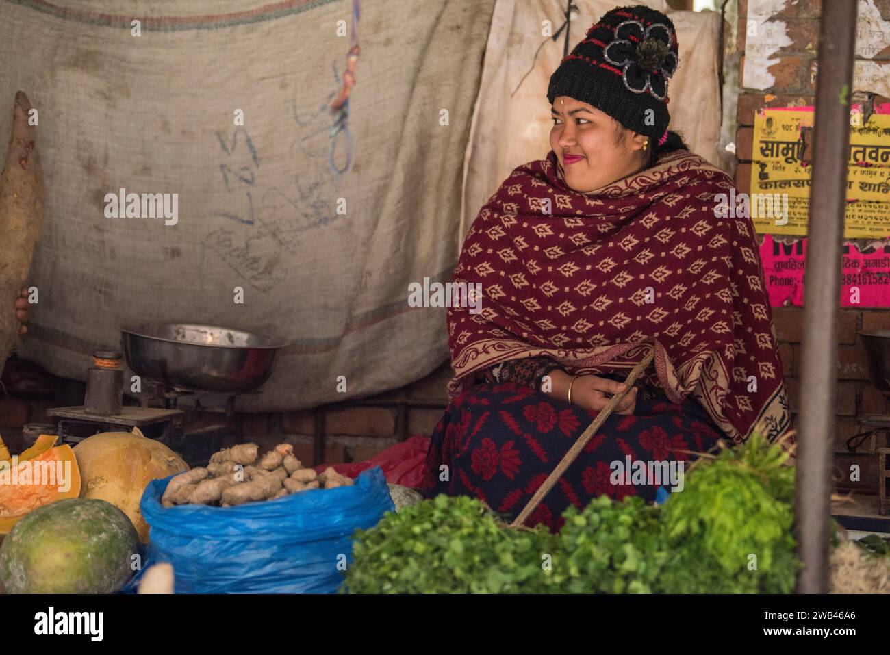 Kathmandu, Nepal- Aprile 20,2019 : commerciante di verdure sulla strada di Kathmandu. Foto Stock