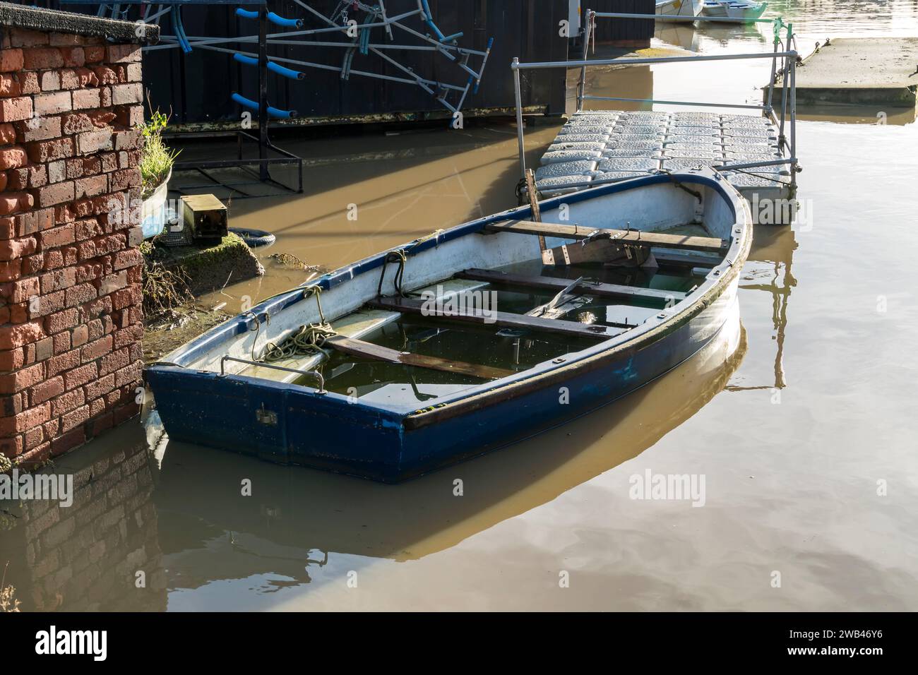 Barca a vela piena di acqua piovana, Brayford Pool, Lincoln City, Lincolnshire, Inghilterra, REGNO UNITO Foto Stock