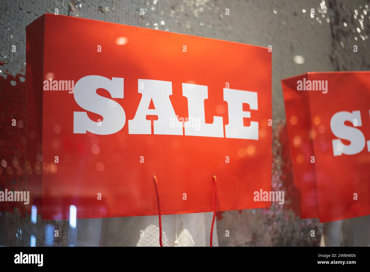 Borsa rossa con iscrizione IN VENDITA. Concetto di shopping e sconto. Foto Stock