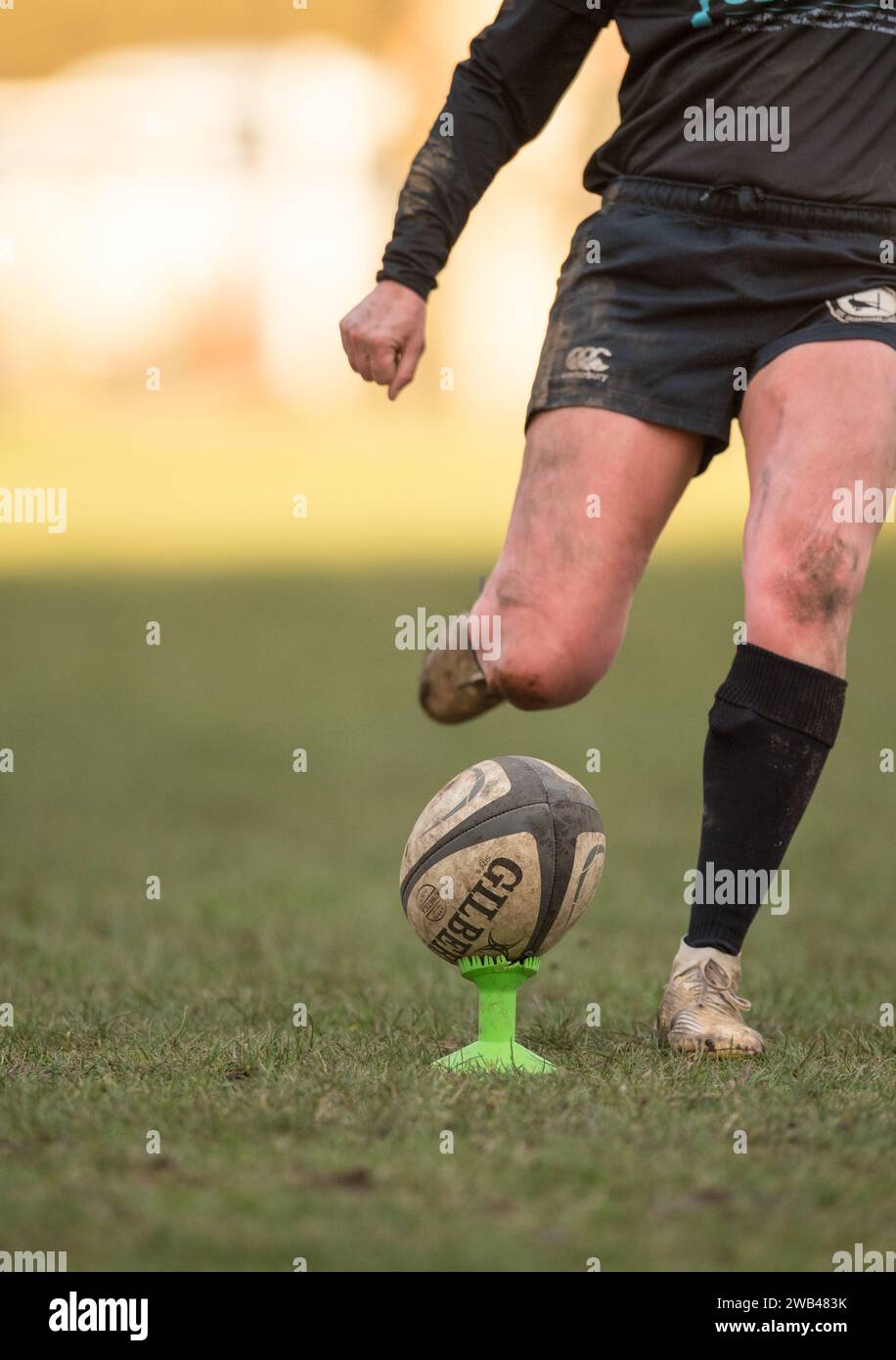 Gilbert rugby union football sul campo di gioco e su una tribuna pronta per essere calciata. Foto Stock